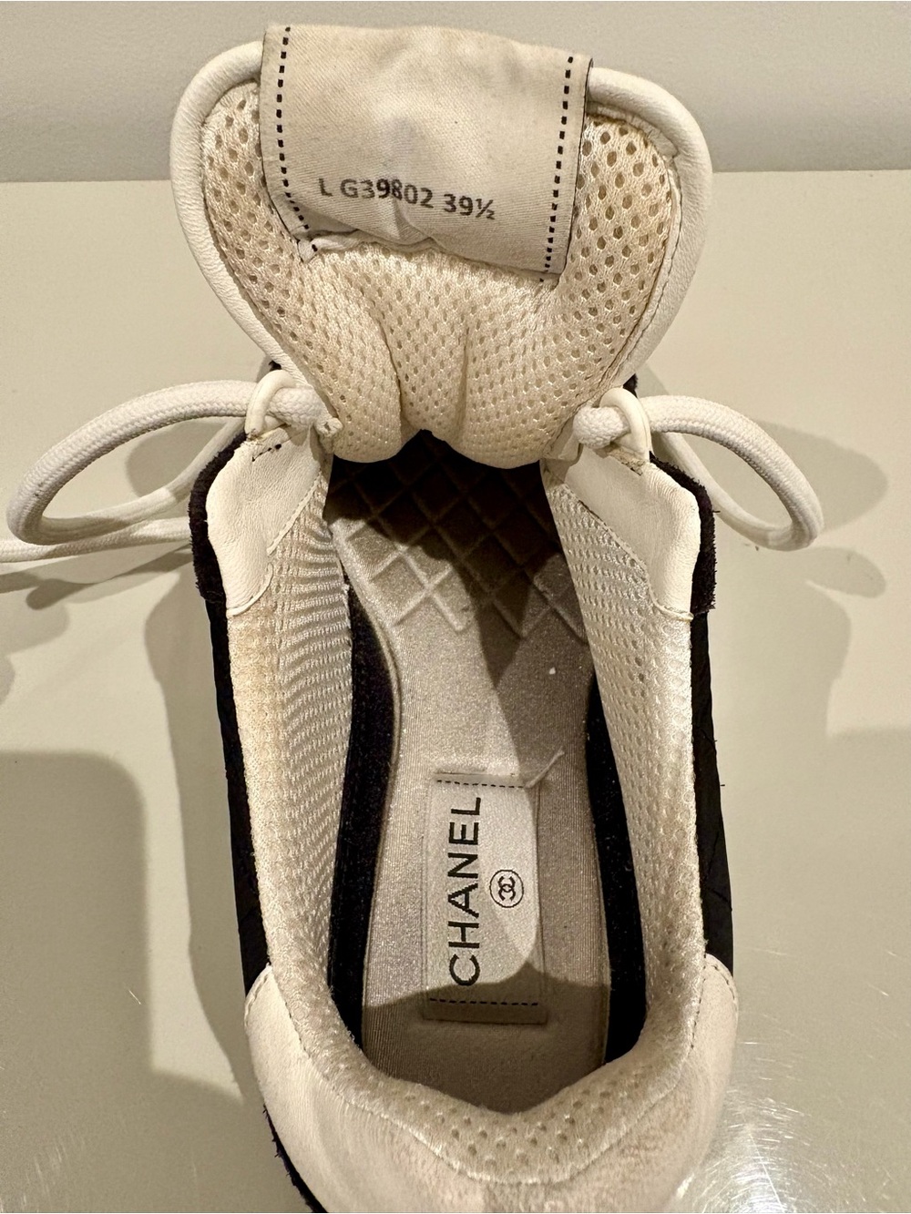 CHANEL Black and White Quilted Low-Top Sneakers - Picture 10 of 12